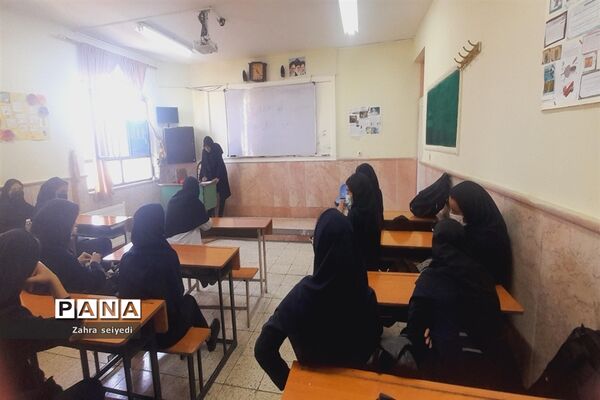 برگزاری دوره آشنایی با سلاح درس آمادگی دفاعی در مدرسه فاطمه الزهرا