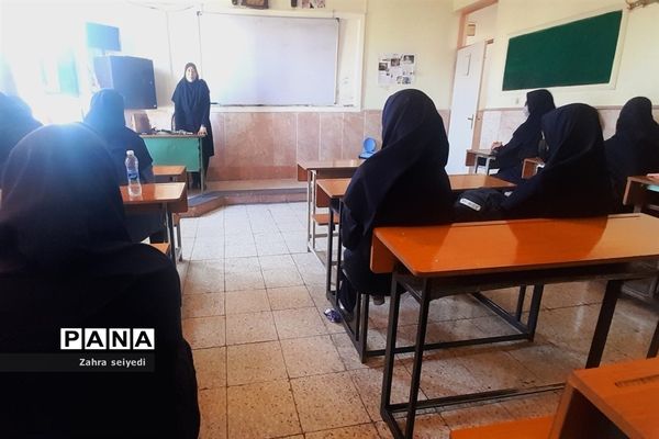 برگزاری دوره آشنایی با سلاح درس آمادگی دفاعی در مدرسه فاطمه الزهرا