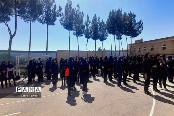 برگزاری دوره آشنایی با سلاح درس آمادگی دفاعی در مدرسه فاطمه الزهرا