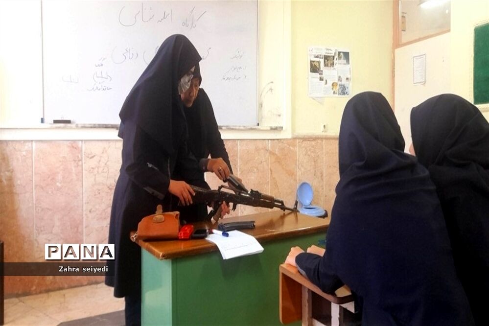برگزاری دوره آشنایی با سلاح درس آمادگی دفاعی در مدرسه فاطمه الزهرا