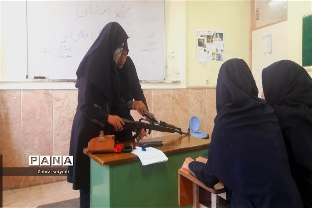 برگزاری دوره آشنایی با سلاح درس آمادگی دفاعی در مدرسه فاطمه الزهرا
