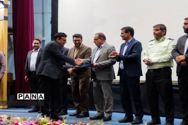 تقدیر معلمان و مدیران برتر کهریزک