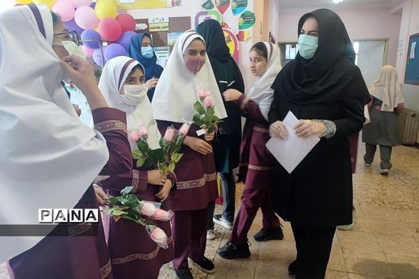 تقدیر از معلمان سال‌های قبل خود توسط دانش‌آموزان دبستان حضرت زهرا(س)یک رودهن