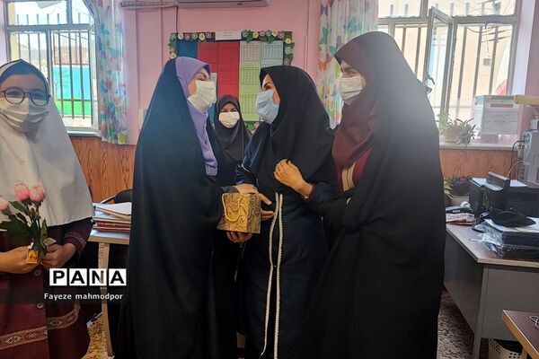 تقدیر از معلمان سال‌های قبل خود توسط دانش‌آموزان دبستان حضرت زهرا(س)یک رودهن