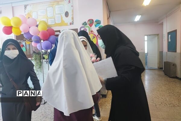 تقدیر از معلمان سال‌های قبل خود توسط دانش‌آموزان دبستان حضرت زهرا(س)یک رودهن