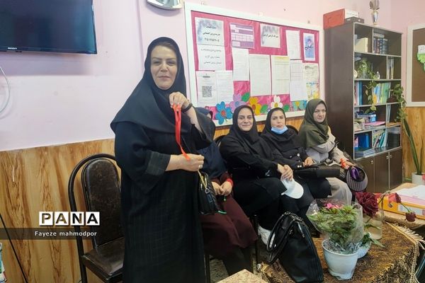 تقدیر از معلمان سال‌های قبل خود توسط دانش‌آموزان دبستان حضرت زهرا(س)یک رودهن