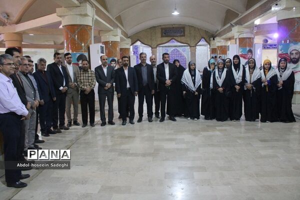 عطر افشانی مزار مطهر شهدا به‌مناسبت هفته معلم در بوشهر