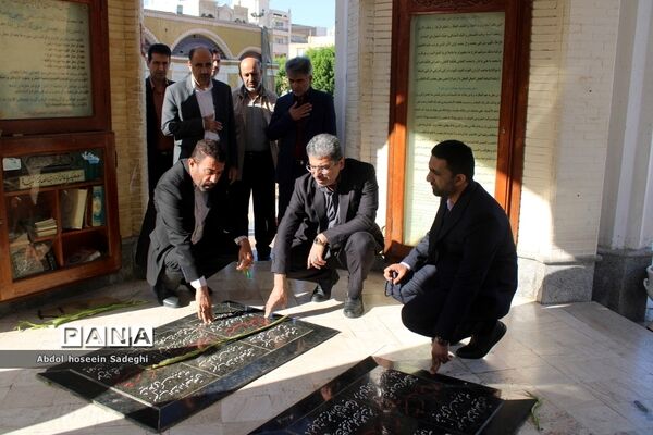 عطر افشانی مزار مطهر شهدا به‌مناسبت هفته معلم در بوشهر