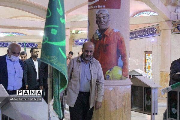 عطر افشانی مزار مطهر شهدا به‌مناسبت هفته معلم در بوشهر