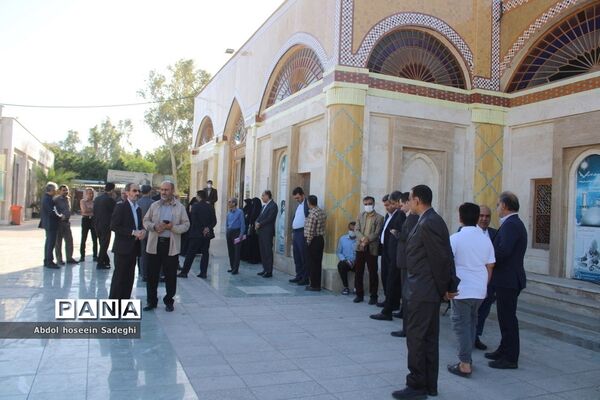 عطر افشانی مزار مطهر شهدا به‌مناسبت هفته معلم در بوشهر