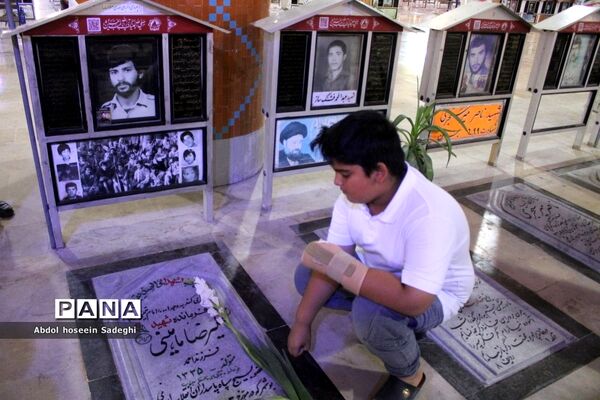 عطر افشانی مزار مطهر شهدا به‌مناسبت هفته معلم در بوشهر