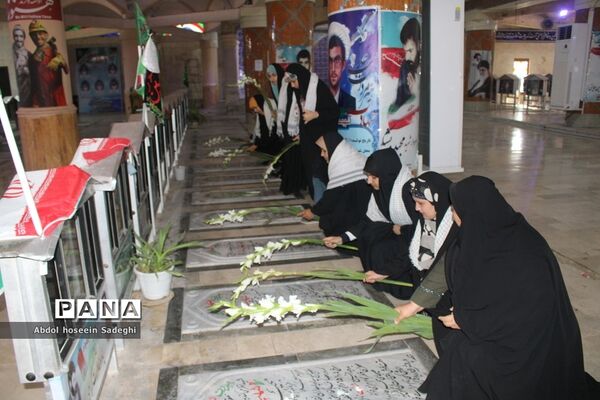 عطر افشانی مزار مطهر شهدا به‌مناسبت هفته معلم در بوشهر