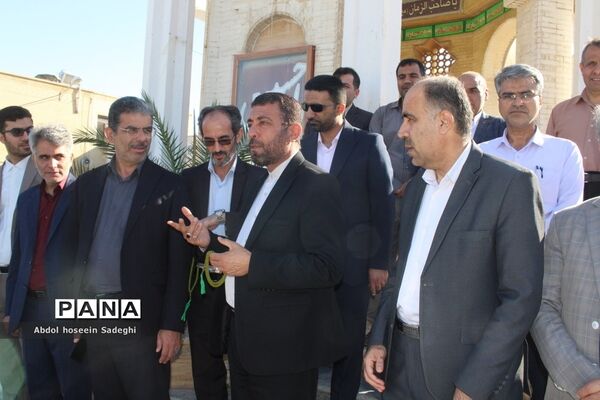 عطر افشانی مزار مطهر شهدا به‌مناسبت هفته معلم در بوشهر