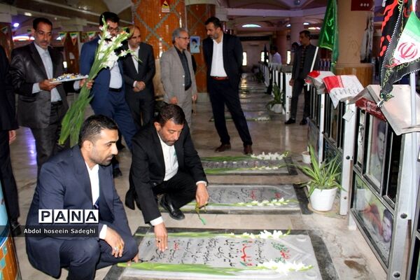 عطر افشانی مزار مطهر شهدا به‌مناسبت هفته معلم در بوشهر