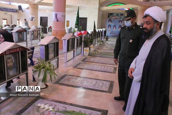 عطر افشانی مزار مطهر شهدا به‌مناسبت هفته معلم در بوشهر