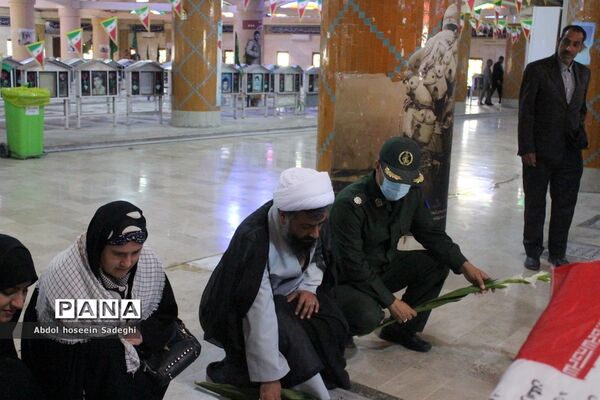 عطر افشانی مزار مطهر شهدا به‌مناسبت هفته معلم در بوشهر