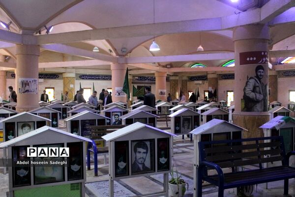 عطر افشانی مزار مطهر شهدا به‌مناسبت هفته معلم در بوشهر