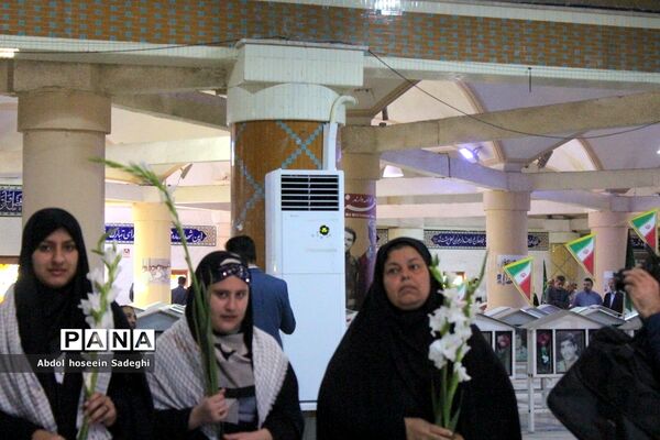 عطر افشانی مزار مطهر شهدا به‌مناسبت هفته معلم در بوشهر