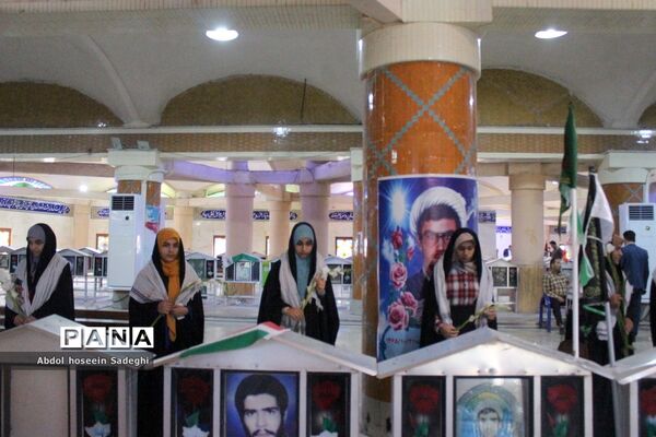 عطر افشانی مزار مطهر شهدا به‌مناسبت هفته معلم در بوشهر