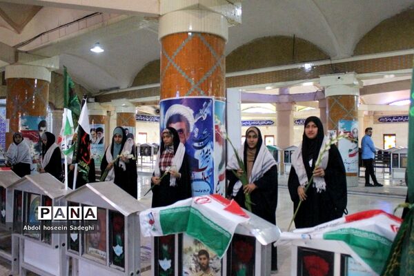عطر افشانی مزار مطهر شهدا به‌مناسبت هفته معلم در بوشهر