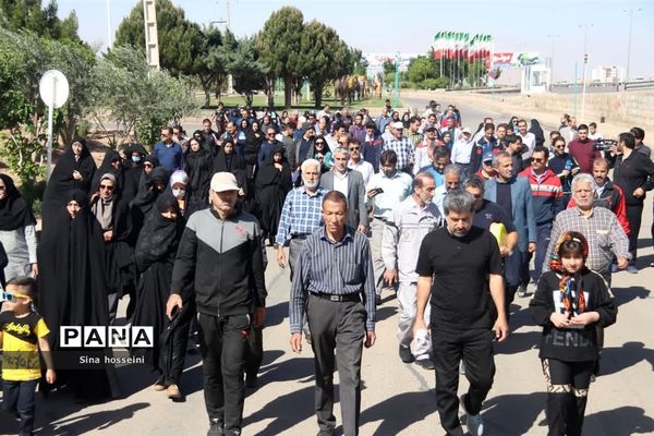 برگزاری همایش پیاده‌روی خانوادگی فرهنگیان در یزد