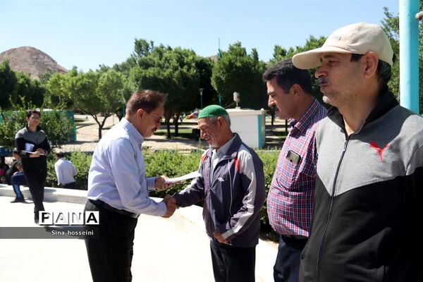 برگزاری همایش پیاده‌روی خانوادگی فرهنگیان در یزد