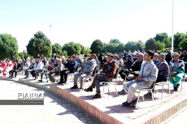 برگزاری همایش پیاده‌روی خانوادگی فرهنگیان در یزد