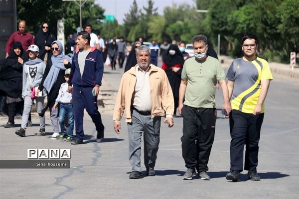 برگزاری همایش پیاده‌روی خانوادگی فرهنگیان در یزد