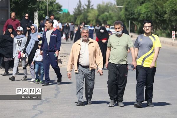برگزاری همایش پیاده‌روی خانوادگی فرهنگیان در یزد