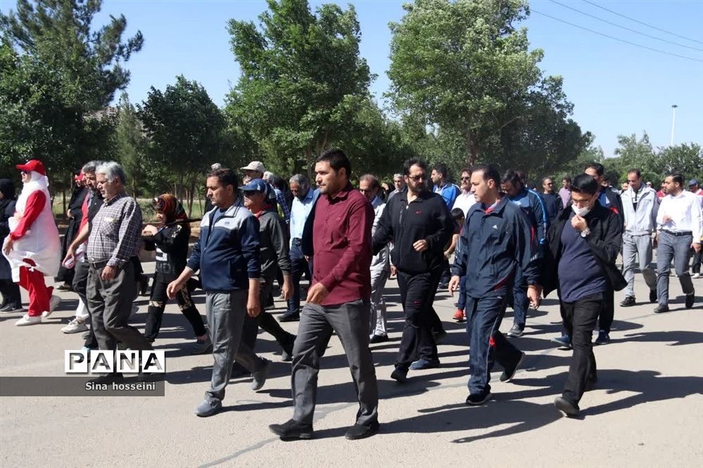 برگزاری همایش پیاده‌روی خانوادگی فرهنگیان در یزد