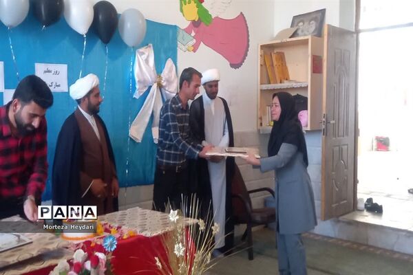 بزرگداشت مقام معلم در مدرسه عشایری مباشری خاتم