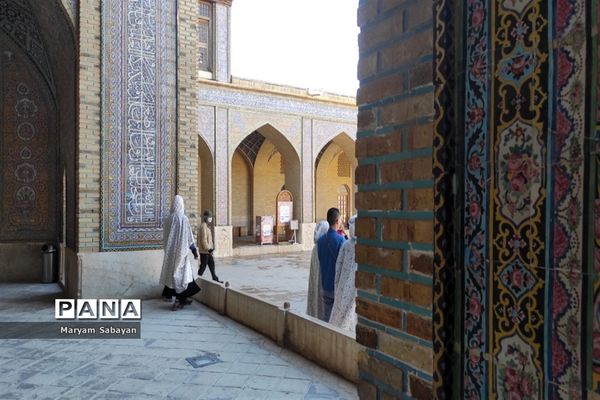 بازدید گردشگران و عموم مردم از مسجد نصیرالملک در روز شیراز