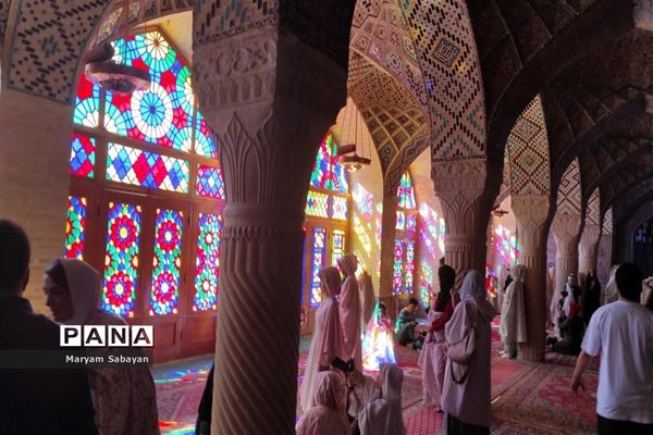 بازدید گردشگران و عموم مردم از مسجد نصیرالملک در روز شیراز
