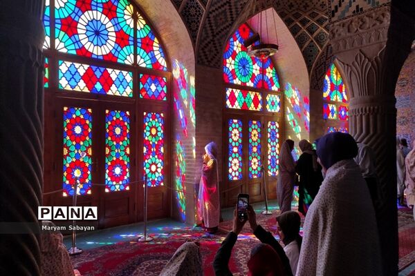بازدید گردشگران و عموم مردم از مسجد نصیرالملک در روز شیراز