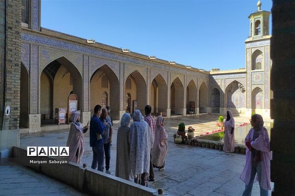 بازدید گردشگران و عموم مردم از مسجد نصیرالملک در روز شیراز
