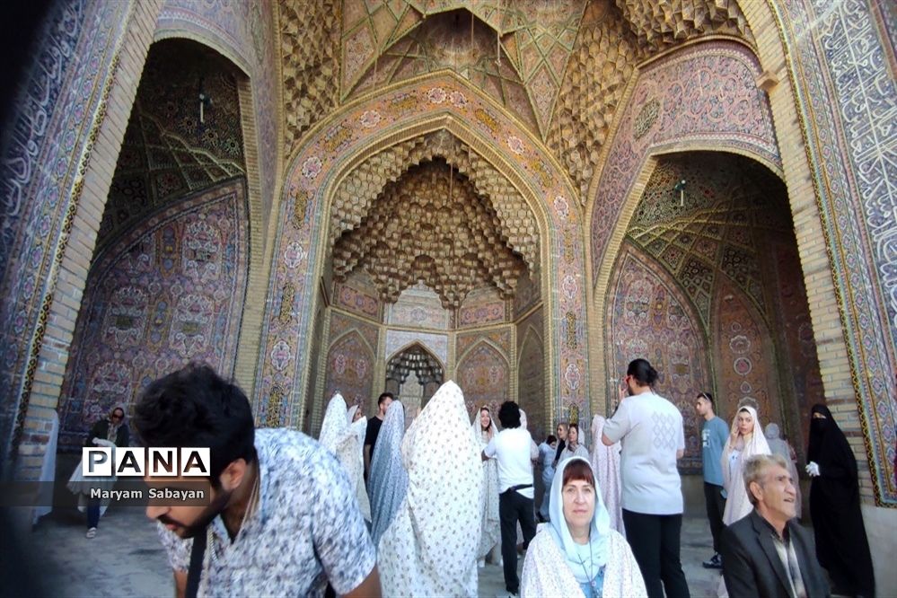 بازدید گردشگران و عموم مردم از مسجد نصیرالملک در روز شیراز