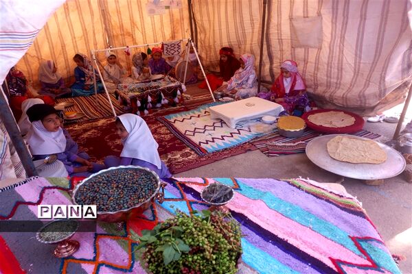 برپایی نمایشگاه طرح جابربن حیان دانش‌آموزان مدرسه عشایری مباشری خاتم