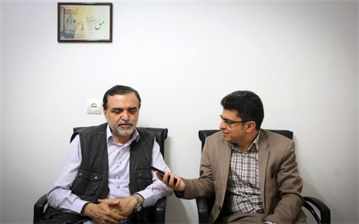 عشق و هنر، دلیل استمرار شغل معلمی‌ام است