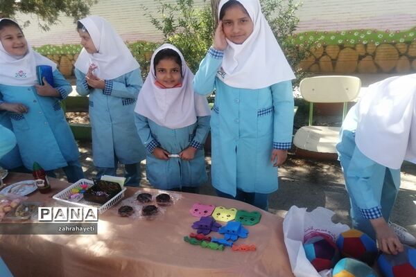 راه اندازی بازارچه دانش‌آموزی به‌مناسبت هفته معلم در دبستان شاهد ابرکوه