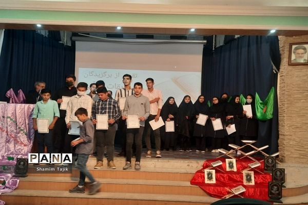 تقدیر از دانش‌آموزان مسابقات قرآنی در شهر جوادآباد