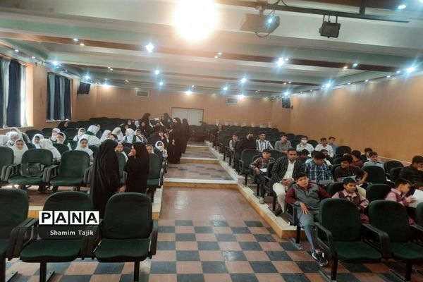 تقدیر از دانش‌آموزان مسابقات قرآنی در شهر جوادآباد