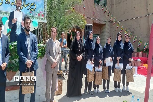 آیین تجلیل از برگزیدگان آموزشی و پرورشی دبیرستان نمونه دولتی ارشاد