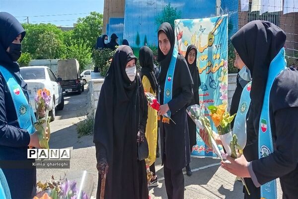 آیین تجلیل از برگزیدگان آموزشی و پرورشی دبیرستان نمونه دولتی ارشاد