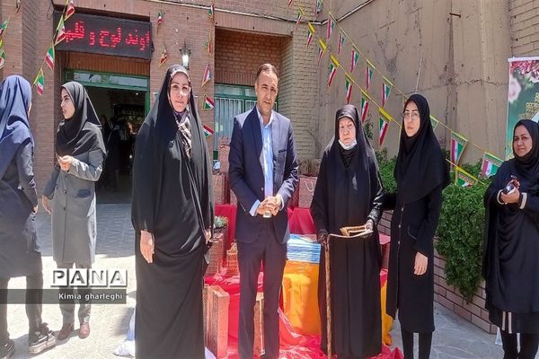 آیین تجلیل از برگزیدگان آموزشی و پرورشی دبیرستان نمونه دولتی ارشاد