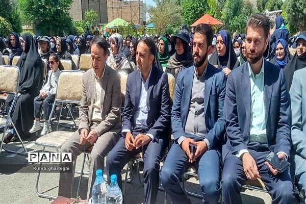 آیین تجلیل از برگزیدگان آموزشی و پرورشی دبیرستان نمونه دولتی ارشاد