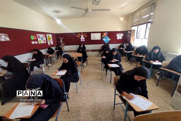 خروش دانش‌آموزان به حمایت از سخنان رهبری با حضور در مسابقات لیگ جت در سرچهان