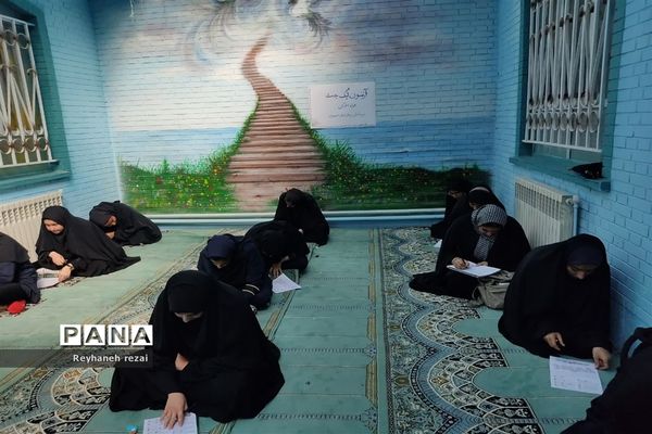 خروش دانش‌آموزان به حمایت از سخنان رهبری با حضور در مسابقات لیگ جت در سرچهان