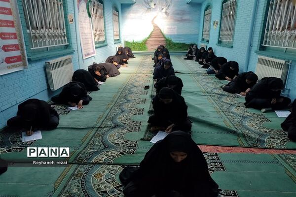 خروش دانش‌آموزان به حمایت از سخنان رهبری با حضور در مسابقات لیگ جت در سرچهان