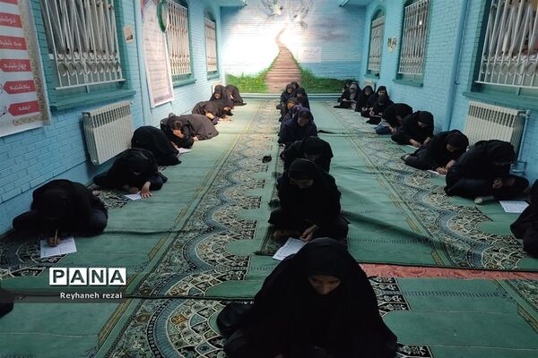 خروش دانش‌آموزان به حمایت از سخنان رهبری با حضور در مسابقات لیگ جت در سرچهان