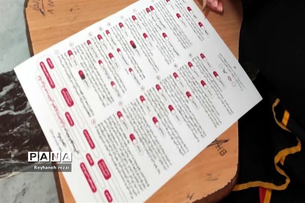 خروش دانش‌آموزان به حمایت از سخنان رهبری با حضور در مسابقات لیگ جت در سرچهان